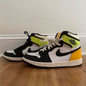 I am selling a Jordan 1 High shoe. These shoes are very comfy and look so good.